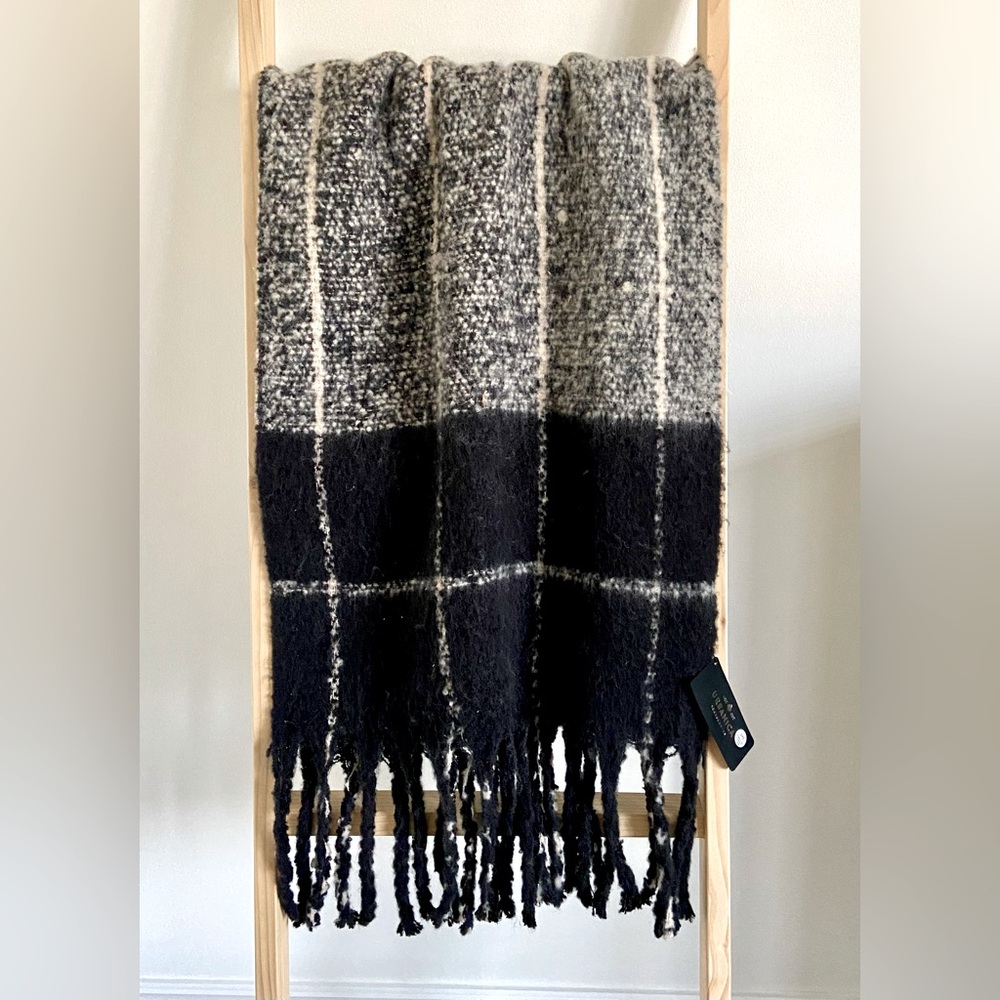 Urbanica Blanket Scarf NWT